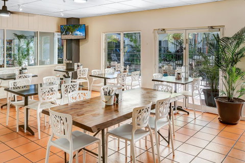 Coral Tree Inn - Accommodation Main Beach 26