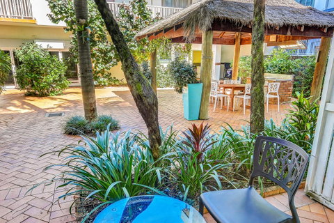 Coral Tree Inn - Accommodation Main Beach 10
