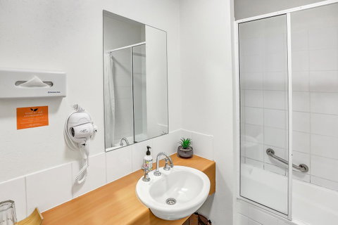 Coral Tree Inn - Accommodation Main Beach 33