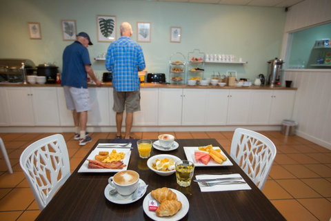Coral Tree Inn - Accommodation Main Beach 8