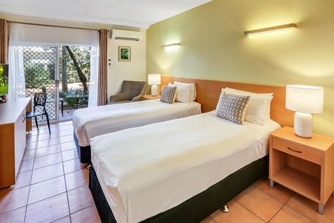 Coral Tree Inn - Accommodation Main Beach 11