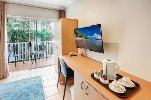 Coral Tree Inn - Accommodation Main Beach 12