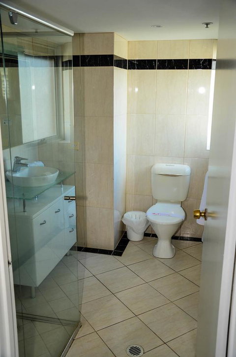 Zenith Ocean Front Apartments - Accommodation Main Beach 16