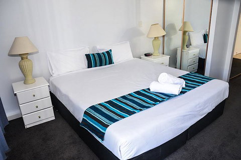 Zenith Ocean Front Apartments - Accommodation Main Beach 15
