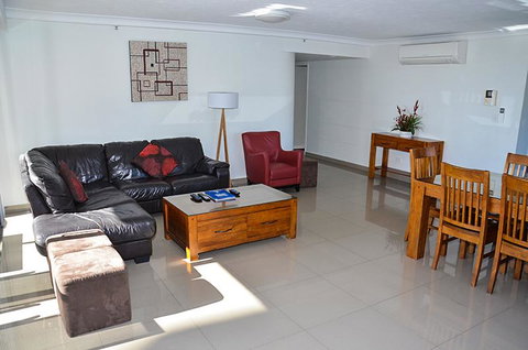 Zenith Ocean Front Apartments - Accommodation Main Beach 33