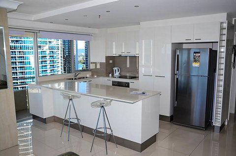 Zenith Ocean Front Apartments - Accommodation Main Beach 37
