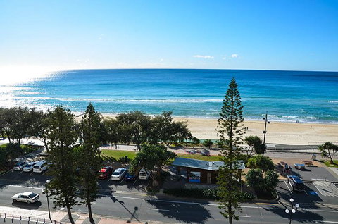 Zenith Ocean Front Apartments - Accommodation Main Beach 9
