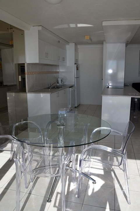 Zenith Ocean Front Apartments - Accommodation Main Beach 43