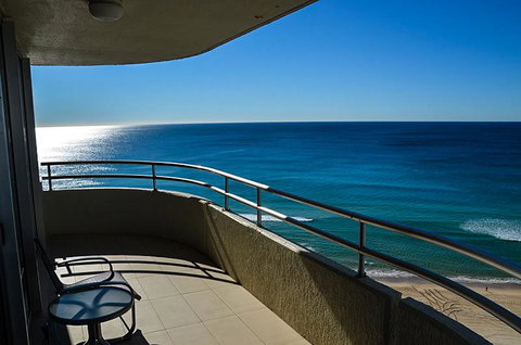 Zenith Ocean Front Apartments - Accommodation Main Beach 40