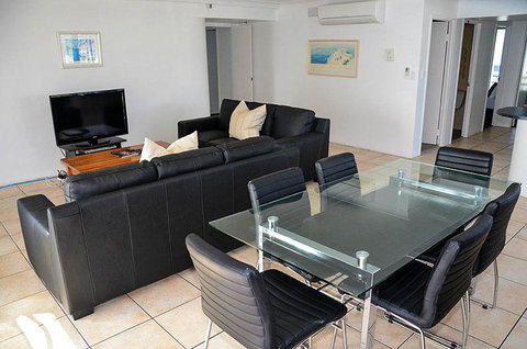Zenith Ocean Front Apartments - Accommodation Main Beach 11