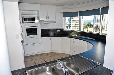 Zenith Ocean Front Apartments - Accommodation Main Beach 10