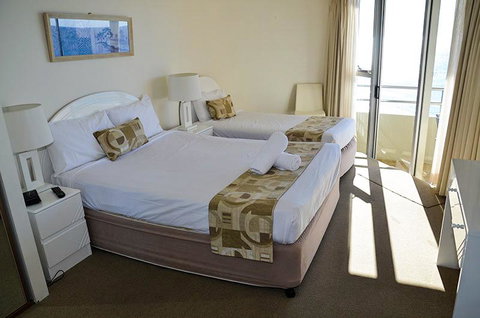 Zenith Ocean Front Apartments - Accommodation Main Beach 24