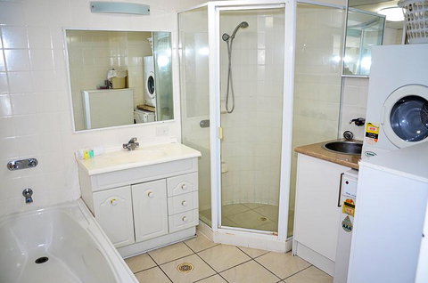 Zenith Ocean Front Apartments - Accommodation Main Beach 28