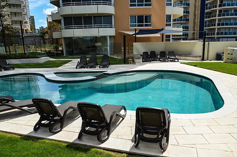 Zenith Ocean Front Apartments - Accommodation Main Beach 8