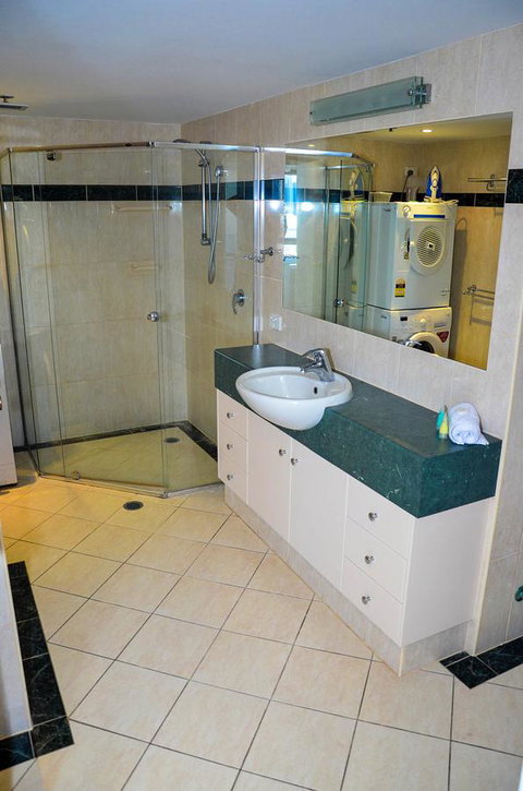 Zenith Ocean Front Apartments - Accommodation Main Beach 17