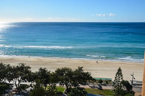 Zenith Ocean Front Apartments - Accommodation Main Beach 13