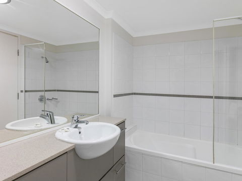 Oaks Brisbane River City Suites - Accommodation Main Beach 10
