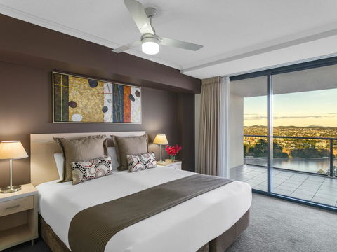 Oaks Brisbane River City Suites - Accommodation Main Beach 1