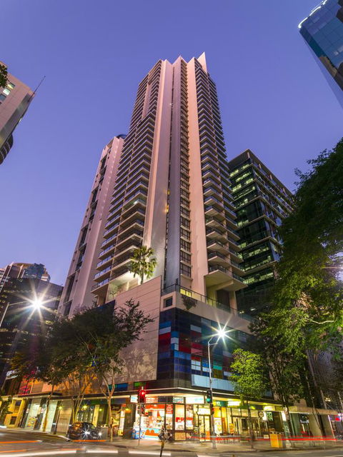 Oaks Brisbane River City Suites - Accommodation Main Beach 0