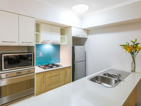 Oaks Brisbane River City Suites - Accommodation Main Beach 9