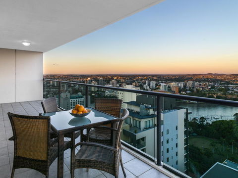 Oaks Brisbane River City Suites - Accommodation Main Beach 8