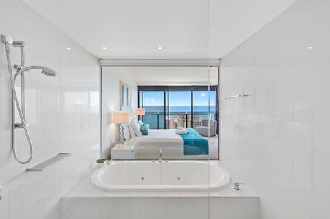 Holiday Holiday Circle On Cavill Apartments - Accommodation Main Beach 39