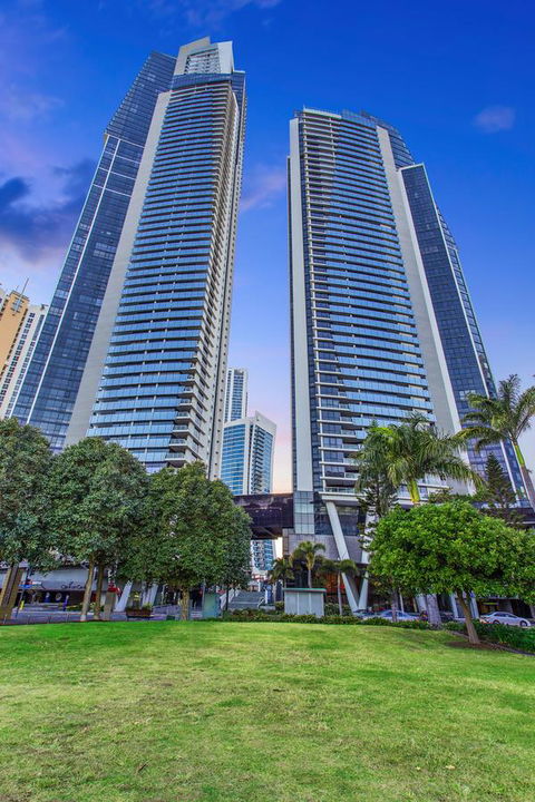 Holiday Holiday Circle On Cavill Apartments - Accommodation Main Beach 31