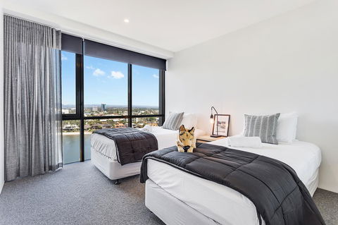 Holiday Holiday Circle On Cavill Apartments - Accommodation Main Beach 43