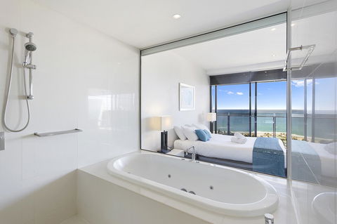 Holiday Holiday Circle On Cavill Apartments - Accommodation Main Beach 14