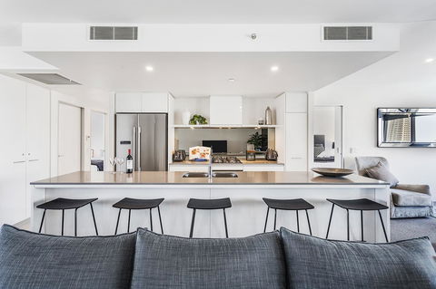 Holiday Holiday Circle On Cavill Apartments - Accommodation Main Beach 9