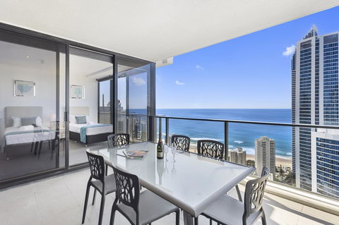 Holiday Holiday Circle On Cavill Apartments - Accommodation Main Beach 3