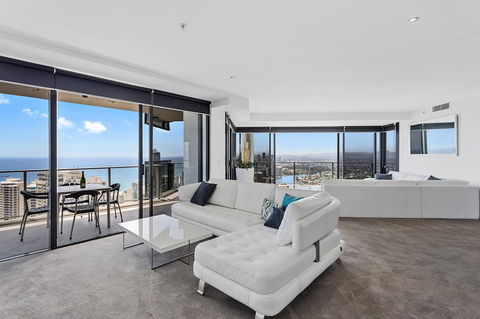 Holiday Holiday Circle On Cavill Apartments - Accommodation Main Beach 10