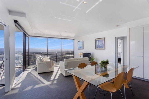 Holiday Holiday Circle On Cavill Apartments - Accommodation Main Beach 21