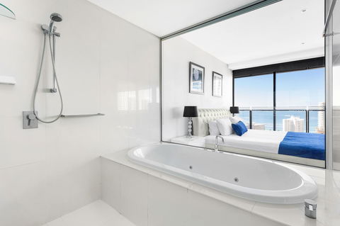 Holiday Holiday Circle On Cavill Apartments - Accommodation Main Beach 19