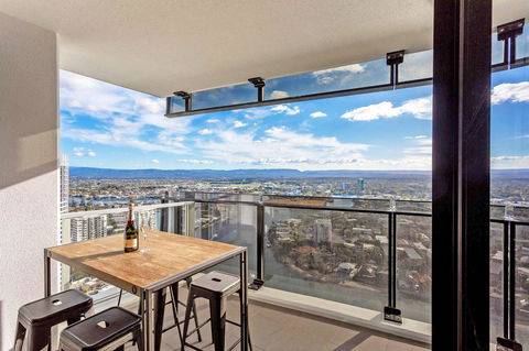 Holiday Holiday Circle On Cavill Apartments - Accommodation Main Beach 22