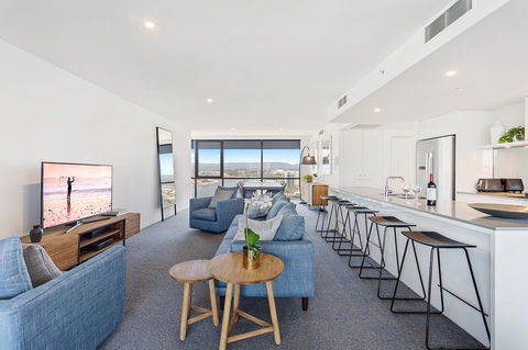 Holiday Holiday Circle On Cavill Apartments - Accommodation Main Beach 2