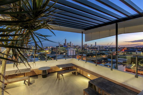 Code Apartments - Accommodation Main Beach 2