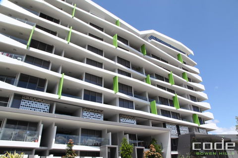 Code Apartments - Accommodation Main Beach 10