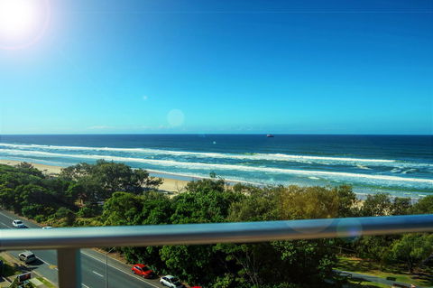 Equinox Resort - Accommodation Main Beach 3