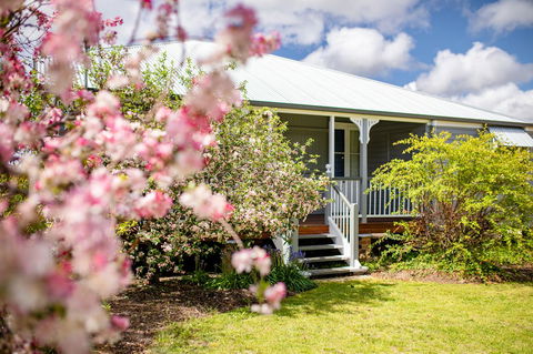 Apple Blossom Cottages - Accommodation Main Beach 1