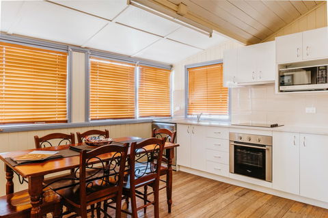 Apple Blossom Cottages - Accommodation Main Beach 7