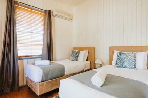 Apple Blossom Cottages - Accommodation Main Beach 11