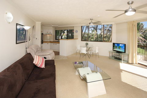 Spindrift On The Beach - Absolute Beachfront - Accommodation Main Beach 19
