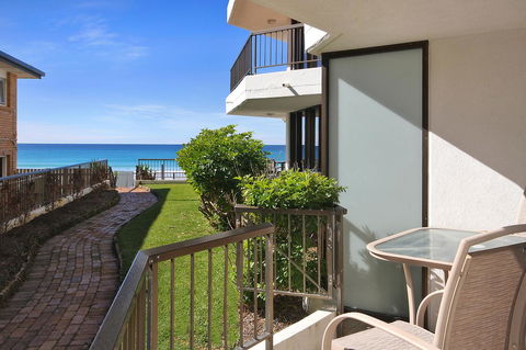 Spindrift On The Beach - Absolute Beachfront - Accommodation Main Beach 27