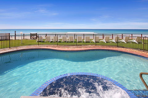 Spindrift On The Beach - Absolute Beachfront - Accommodation Main Beach 12