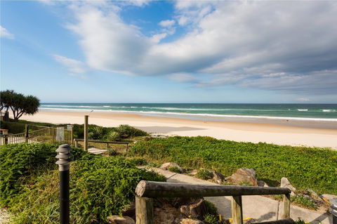 Spindrift On The Beach - Absolute Beachfront - Accommodation Main Beach 22
