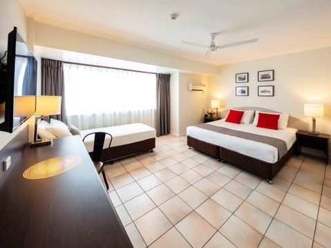 Hides Hotel - Accommodation Main Beach 1