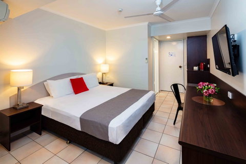 Hides Hotel - Accommodation Main Beach 3