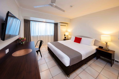 Hides Hotel - Accommodation Main Beach 0