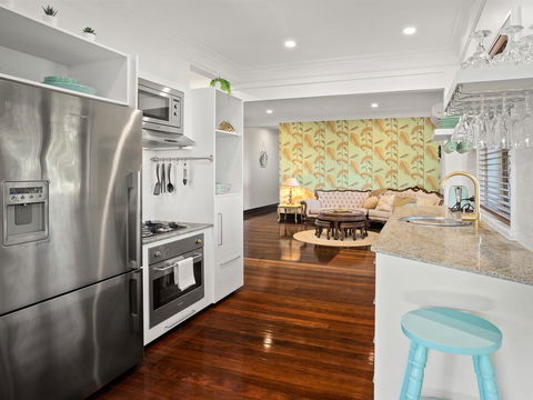 Anville Court - Accommodation Main Beach 4